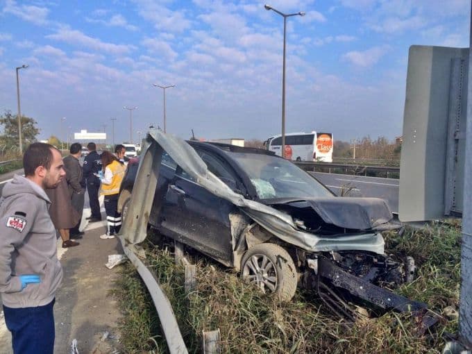 Kontrolden çıkan otomobil, bariyerlere girdi