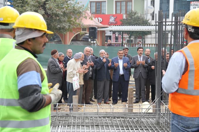 Kıblesi yanlış olduğu için yıkılan cami yenileniyor
