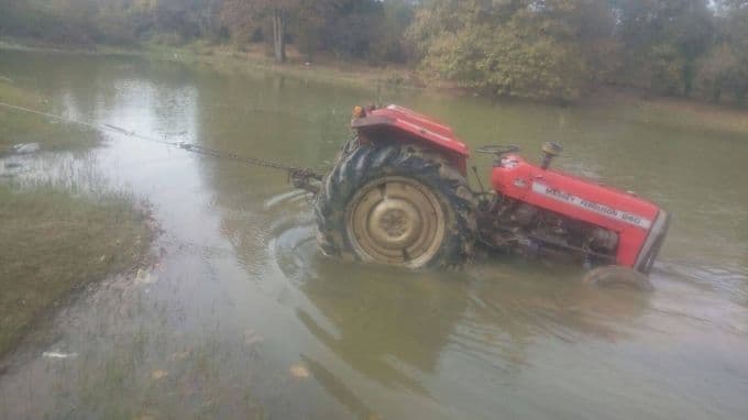 Çalıntı ihbarı yapılan traktör, göletten çıktı