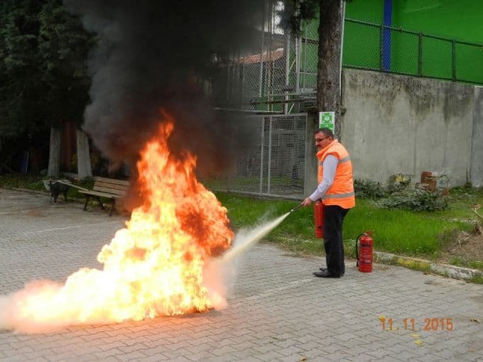 Okul bahçesinde yangın tatbikatı düzenlendi