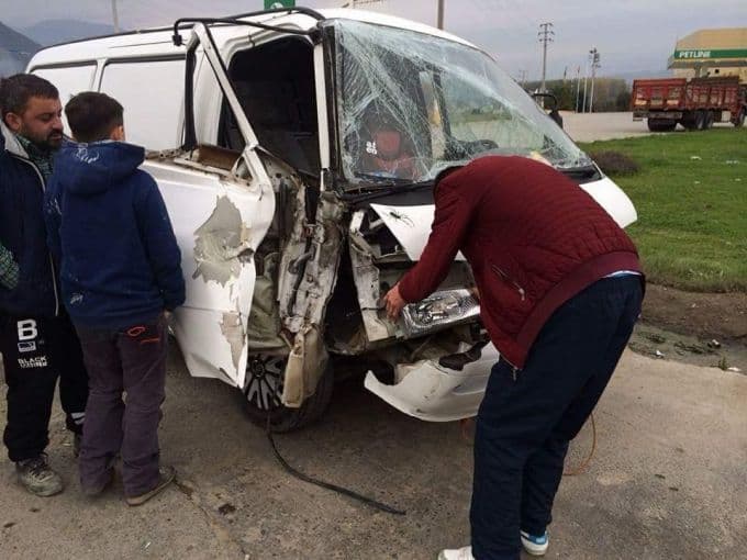 Minibüs, emniyet şeridinde duran kamyonete çarptı