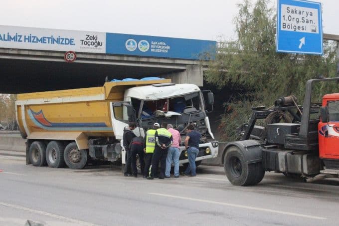 Kamyon ile TIR çarpıştı, trafik kilitlendi