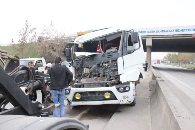 Kamyon ile TIR çarpıştı, trafik kilitlendi