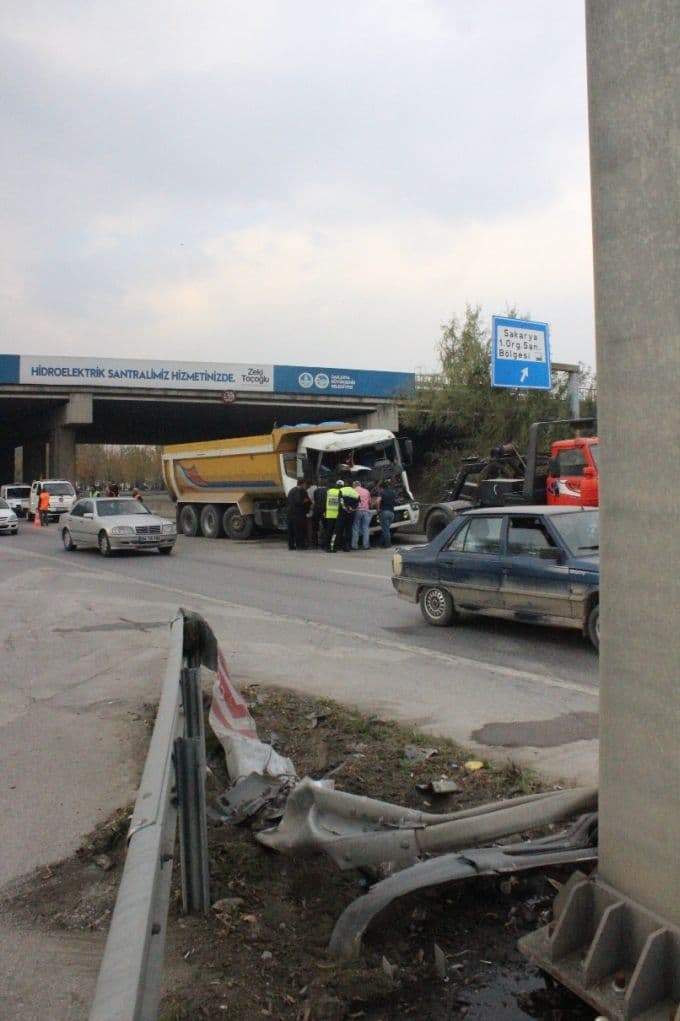 Kamyon ile TIR çarpıştı, trafik kilitlendi