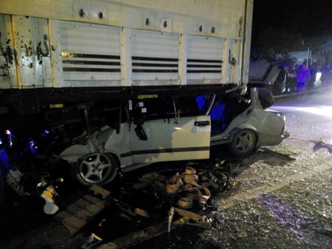 TIR'ın altına giren otomobilin sürücüsü hayatını kaybetti