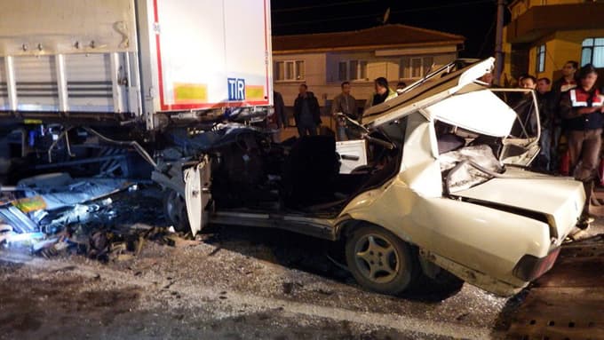 TIR'ın altına giren otomobilin sürücüsü hayatını kaybetti