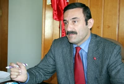 <p><font size="2"><font face="Arial"><strong>Kimsen Belden Aşağıya Vurmasın<br /><br /></strong>A&ccedil;ıklamanın ardından soruları cevaplayan Aya, iddiaya ilişkin fotonun iki yıl &ouml;nce başkan olmadan &ouml;nce &ccedil;ekildiğini, fotoğrafın yayınlanmaması i&ccedil;in kendisinden r&uuml;şvet istendiğini ileri s&uuml;rd&uuml;. Olayın yargıya ulaştığını ifade eden Aya, s&ouml;zlerine ş&ouml;yle devam etti: </font></font><font color="#333399"><font face="Arial" size="2">&quot;Bununla ilgili fazla yorum yapmak istemiyorum. Benden para istediler vermedim. B&ouml;yle oldu. Ben burada bir dik duruşumu g&ouml;sterdim. İlk g&uuml;n neysem bug&uuml;nde oyum. </font><font size="2"><font face="Arial"><strong>Varsa bildikleri haksız kazan&ccedil;, yolsuzluk, r&uuml;şvet ve ihaleye fesat karıştırdığıma ilişkin bir belge varsa onu yayınlasınlar. Kimse belden aşağıya vurmasın.&quot;</strong></font></font></font></p><p><font color="#333399"><font size="2"><font face="Arial"><font color="#000000"><strong>Kimsenin Yıpratmaya Hakkı Yok<br /><br /></strong>Şeker-İş Sendikası Sakarya Şube Başkanı Oğuz Kalay da fabrikanın ilgisiz bir takım iddialarla yıpratılmak istendiğini iddia etti. Ahlak polisi olmadığını anlatan Kalay, ş&ouml;yle konuştu: </font><font size="2"><font face="Arial"><font color="#333399">&quot;Fabrika tam kapasite &ccedil;alışıyor. Bu şekilde iddialarla fabrikayı kimsenin yıpratmaya hakkı yok. Varsa usuls&uuml;zl&uuml;k ve yolsuzluk bunu konuşalım, araştıralım. Ben de savcılığa giderek su&ccedil; duyurusunda bulunayım. Para istenip vermediyse başkanı tebrik ederim. Eğer istenen 1 trilyon ise başkan nereden bulup verecek.&quot;<br /></font><br /><font color="#000000">&Ccedil;ift&ccedil;ilerin bazıları iddialara ilişkin konuşmaktan ka&ccedil;ınırken, bazıları ise iddiaların doğru olması durumunda y&ouml;netimin toptan istifa etmesi gerektiğini s&ouml;ylediler.&nbsp; </font></font></font></font></font></font></p>