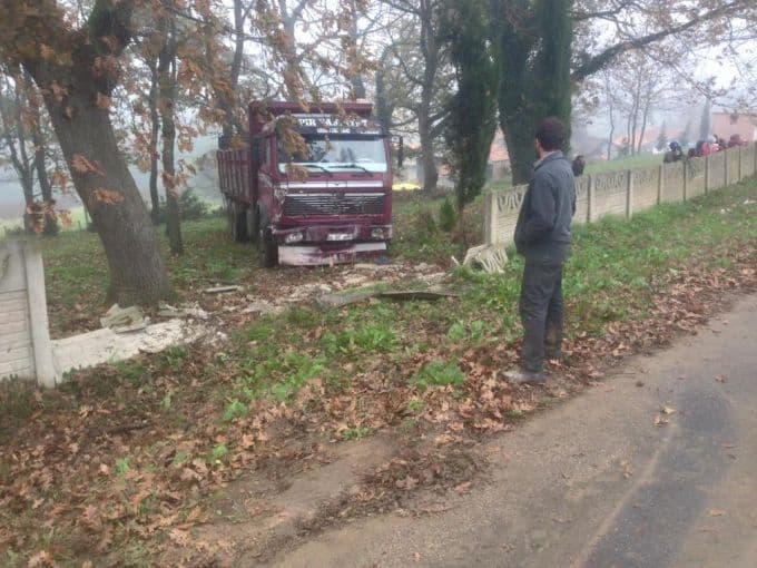 Yoldan çıkan kamyon, mezarlık duvarına çarptı