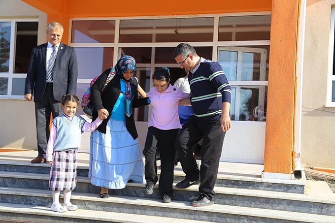 Cam kemik hastası Elif'e okulda anne desteği 