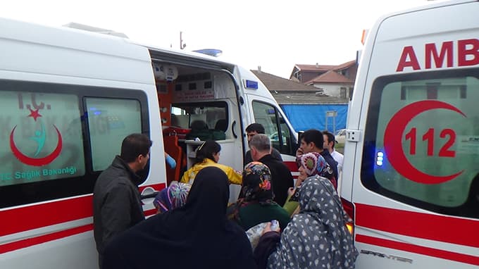 İki otomobil kavşakta çarpıştı: 3 yaralı