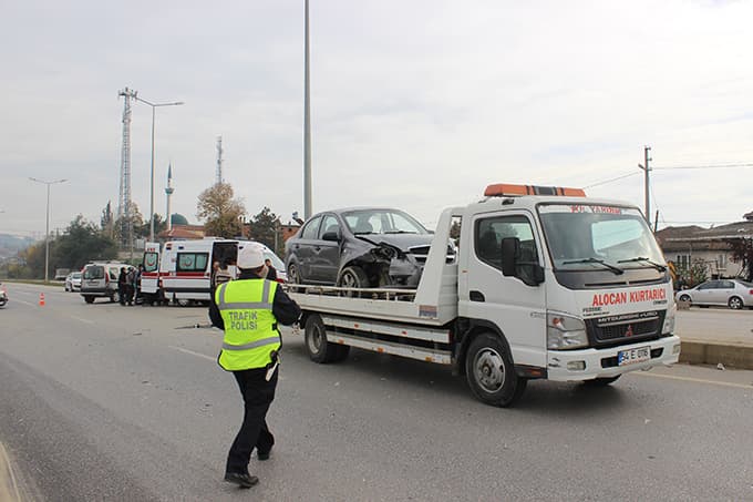 İki otomobil kavşakta çarpıştı: 3 yaralı