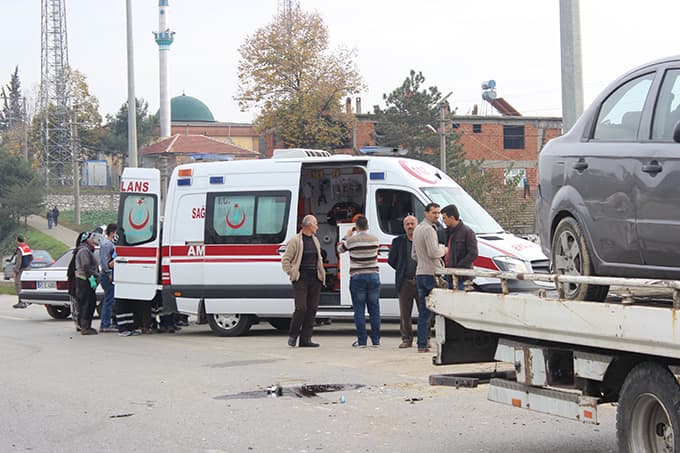 İki otomobil kavşakta çarpıştı: 3 yaralı