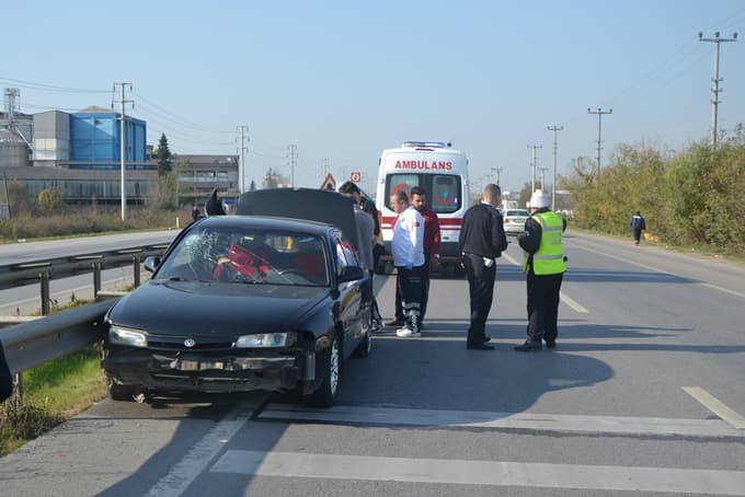 Otomobilin sıkıştırdığı araç karşı şeride uçtu
