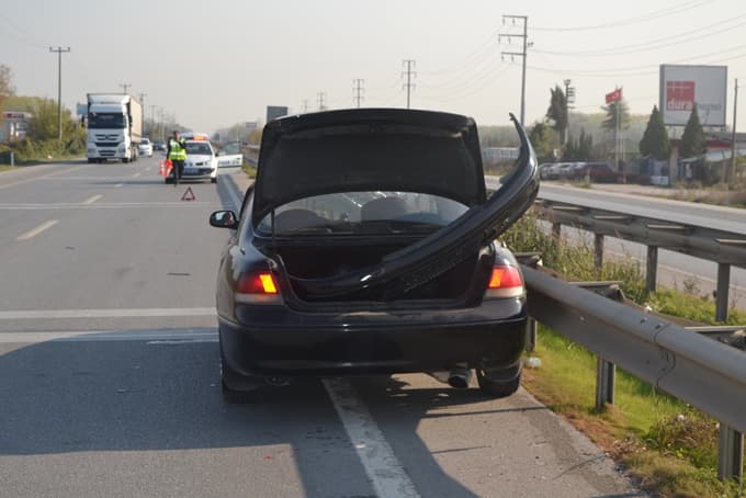 Otomobilin sıkıştırdığı araç karşı şeride uçtu