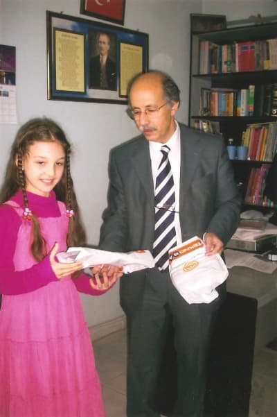 <font face="arial,helvetica,sans-serif" size="2"><strong>4. Sınıf Birincisi:</strong> <font color="#333399">Birsen Atalay <br /><strong>(Orhangazi İlk&ouml;ğretim Okulu)</strong></font></font>