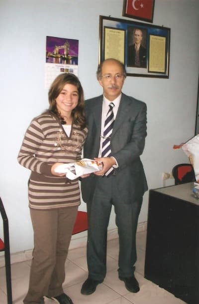 <font face="arial,helvetica,sans-serif" size="2"><strong>7. Sınıf Birincisi:</strong> <font color="#333399">Simge Alma&ccedil; <br /><strong>(Atat&uuml;rk İlk&ouml;ğretim Okulu)</strong></font></font>