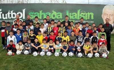 <p><font face="arial,helvetica,sans-serif" size="2"><strong>&Ccedil;ocuklarımız Emin Ellerde</strong></font></p><p><font face="arial,helvetica,sans-serif" size="2">B&uuml;y&uuml;kşehir futbol okulunda &ouml;ncelikli hedeflerinin dışında ama&ccedil;larının yetenekli futbolcuları keşfedip spor d&uuml;nyasına kazandırmak olduğunu belirten Erenler Stadı Şube M&uuml;d&uuml;r&uuml; İhsan Ko&ccedil; ise , <font color="#333399">&ldquo;&Ccedil;ocuklarının futbol konusunda yetenekli olduğuna inanan aileler &ccedil;ocukları i&ccedil;in en doğru adresin burası olduğuna emin olabilirler. En değerli varlıklarımız olan &ccedil;ocuklarımızın topluma faydalı gen&ccedil;ler olarak yetişmesi i&ccedil;in oluşturduğumuz eğitim programı &lsquo;<strong>İyi futbolcudan &ouml;nce topluma sağlıklı bireyler&rsquo;</strong> yetiştirmeyi ama&ccedil;lamaktadır&rdquo;</font> dedi.</font></p>
