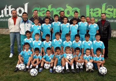 <font size="2"><font face="Arial"><strong>Okulumuz Tam Bir Eğitim Yuvasıdır<br /><br /></strong>Sakarya B&uuml;y&uuml;kşehir Belediyesi Futbol Okul&rsquo;unda &ccedil;ocukların okul eğitimine katkıda bulunmayı ama&ccedil;ladıklarını belirten futbol okulu Antren&ouml;r&uuml; Kadir Şirin,<font color="#333399"> &ldquo;Bu y&uuml;zden bizler i&ccedil;in onların zihinsel gelişimleri en az bedensel gelişimleri kadar &ouml;nemlidir. Bu ama&ccedil;la eğitim programımız onların teknik becerilerini taktik zek&acirc;sı ile b&uuml;t&uuml;nleştirmeyi hedefler. Bu hedef doğrultusunda y&uuml;r&uuml;tt&uuml;ğ&uuml;m&uuml;z eğitim programı onlara bireysel becerilerini grup &ccedil;alışmalarına katabilmek, &ccedil;abuk ve doğru karar verebilmek, hızlı ve doğru tepkiler vermek ve yaratıcılıklarını geliştirmek konularında yardımcı olur. Futbol okulunun bir diğer amacı sağlıklı zihinler yetiştirmektir. Futbol okulumuz tam bir eğitim yuvasıdır&rdquo;</font> dedi.</font></font>