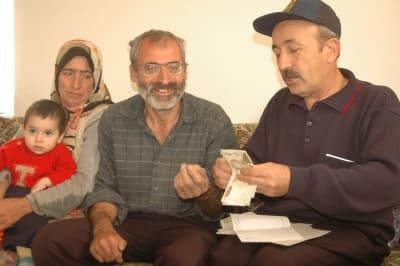 <strong><font face="Arial" size="2">Postacıların Yollarının G&ouml;zl&uuml;yorlar</font></strong> <p><font face="Arial" size="2">Yukarıkirazca k&ouml;y&uuml;nde yaşayan engelli Orhan Barut maaşının getirilmesini heyecanla beklerken, 97 yaşındaki Perişan &Ccedil;elik ise maaşının geleceğinden habersiz postacıyı karşısında g&ouml;r&uuml;nce b&uuml;y&uuml;k sevin&ccedil; yaşadı. <font color="#333399">Daha &ouml;nce de bir defa maaşını evinde aldığını s&ouml;yleyen Orhan Barut, 3 g&uuml;nd&uuml;r postacının yolunu g&ouml;zlediğini s&ouml;yledi.<br /></font></font></p>
