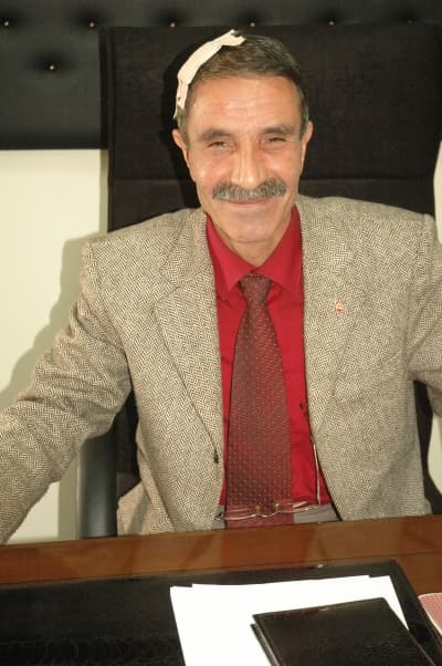 <font size="2"><font face="Arial"><strong>Kuyruklarda Beklemekten Kurtulduk<br /><br /></strong>G&ouml;zleri iyi g&ouml;rmeyen, sol kolunu kullanamayan Barut, 3 ayda bir &ouml;z&uuml;rl&uuml; aylığı aldığını belirterek ş&ouml;yle konuştu: &quot;</font></font><font size="2"><font face="Arial"><font color="#333399">Y&uuml;zde 85 &ouml;z&uuml;rl&uuml; raporum var, 3 ayda bir 750 YTL alıyorum. Aylık g&uuml;n&uuml;n&uuml; sabırsızlıkla bekliyordum ama kuyruklarda beklemekte insanı yoruyor. Y&uuml;zde 85 &ouml;z&uuml;rl&uuml; olan bir insanın kuyruklarda beklemesi zaten doğru değil. Kuyruklarda beklemekten kurtulduk. Bu uygulamayı başlattıkları i&ccedil;in herkese teşekk&uuml;r ediyorum. Eşim sara hastası, 3 &ccedil;ocuğum var. &Ccedil;ocuğumun biri Ankara'da Gazi &Uuml;niversitesi'nde okuyor. Hayvan alım satımı işiyle uğraşıyorum. Yoksa bu aylıkla ge&ccedil;inemem. Bir de anne ve babama ben bakıyorum.&quot;<br /></font><br />Perişan &Ccedil;elik ise &uuml;&ccedil; ayda bir yaşlılık aylığı aldığını belirterek<font color="#333399">, &quot;Eskiden aylığımızı nasıl &ccedil;ekeceğimizi d&uuml;ş&uuml;n&uuml;rd&uuml;k. Ama şimdi evimize kadar geliyor. Aylığımla torunlarımı sevindireceğim. Aylık g&uuml;n&uuml; yaklaşınca, postacının yolunu g&ouml;zl&uuml;yoruz&quot; </font>ifadelerini kullandı.<br /></font></font>