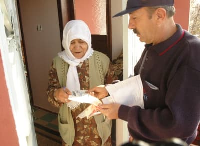 <font size="2"><font face="Arial"><strong>223 Konutta &Ouml;deme Yapıldı<br /><br /></strong><font color="#333399">Sakarya PTT Başm&uuml;d&uuml;rvekili Burhan Atbaşı ise, PTT'nin Haziran ayından itibaren 85 yaş &uuml;zerindeki yaşlılar ve &ouml;z&uuml;rl&uuml;l&uuml;k oranı y&uuml;zde 70 &uuml;zerinde olanların aylıklarının evlerinde &ouml;dendiğini belirterek, bu kapsamda bug&uuml;ne kadar 85 yaş &uuml;st&uuml; ve y&uuml;zde 70 &ouml;z&uuml;rl&uuml; vatandaşlardan 223'&uuml;ne konutlarında &ouml;deme yapıldığını bildirdi.</font> Engelli ve yaşlılara bayram &ouml;ncesi aylıklarını ulaştırdıklarını s&ouml;zlerine ekledi.</font></font>