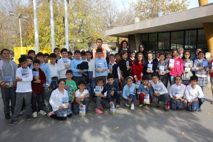 Minik öğrencilere uygulamalı deprem eğitimi verildi