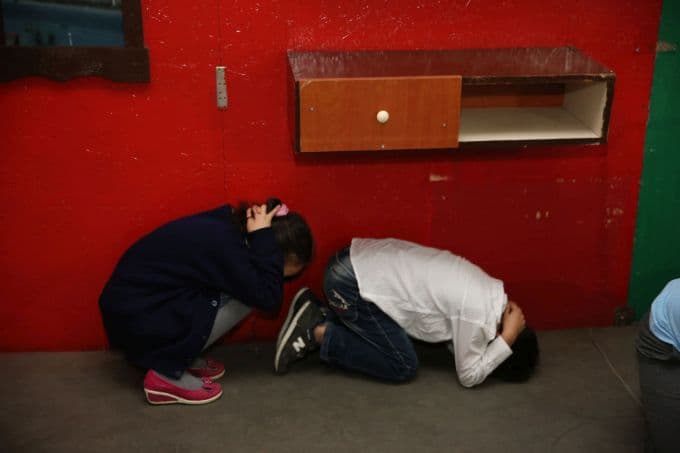 Minik öğrencilere uygulamalı deprem eğitimi verildi