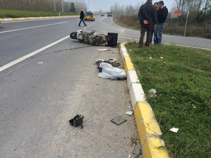 Otomobilin çarptığı motosiklet sürücüsü hayatını kaybetti