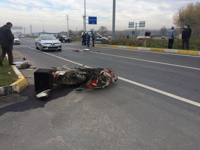 Otomobilin çarptığı motosiklet sürücüsü hayatını kaybetti