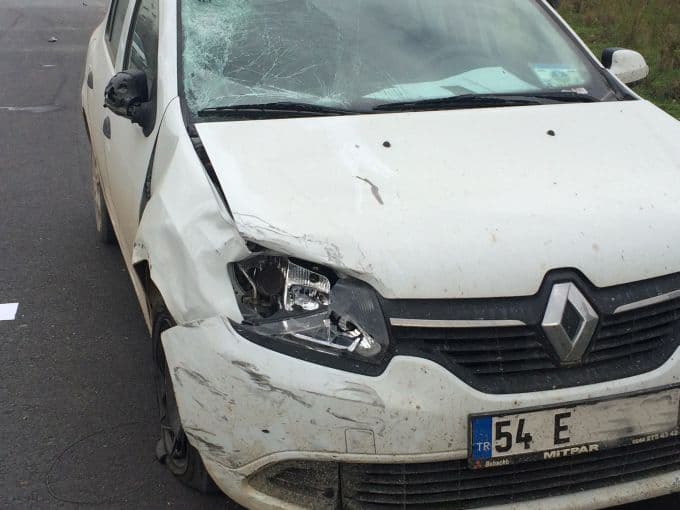 Otomobilin çarptığı motosiklet sürücüsü hayatını kaybetti