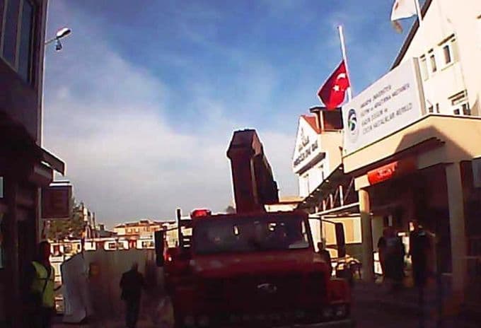 Doğum evi önünde iş makinesi zulmü