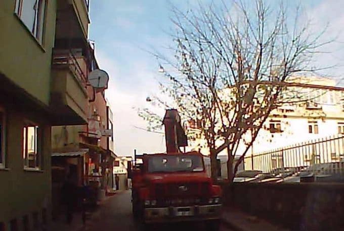 Doğum evi önünde iş makinesi zulmü
