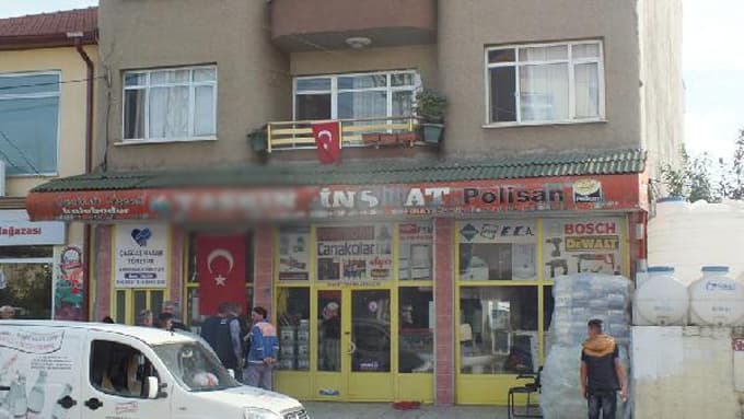 Esnaf kendini astı