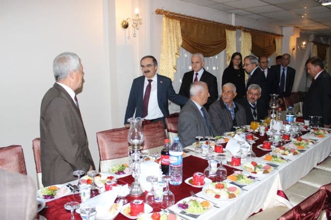 Vali Coş, emekli öğretmenlerle buluştu