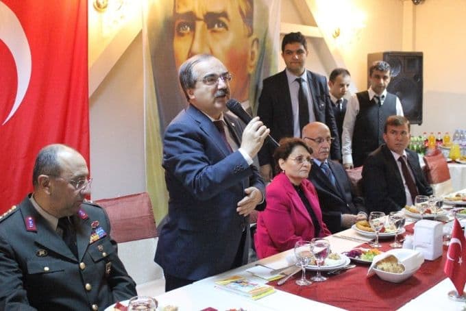 Vali Coş, emekli öğretmenlerle buluştu