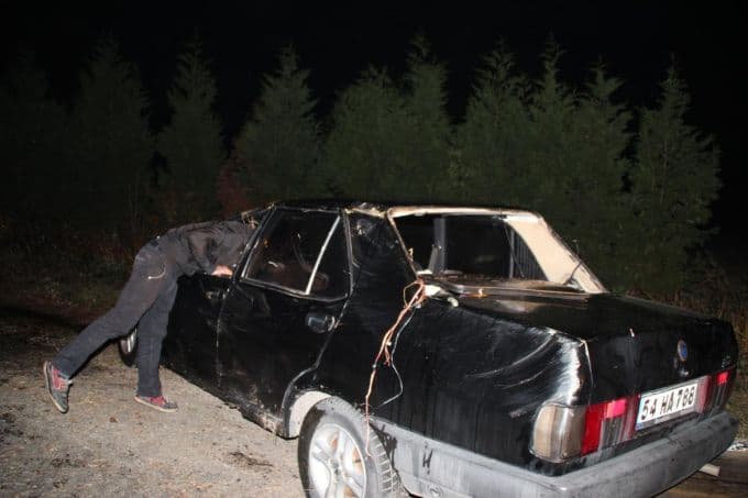 Yoldan çıkan otomobil, su kanalına uçtu