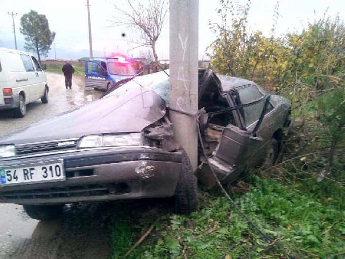 Babasının otomobiliyle direğe çarptı: 2 yaralı