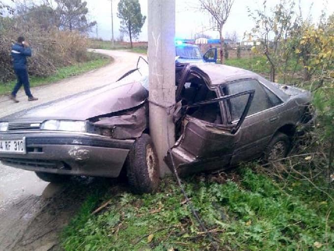 Babasının otomobiliyle direğe çarptı: 2 yaralı