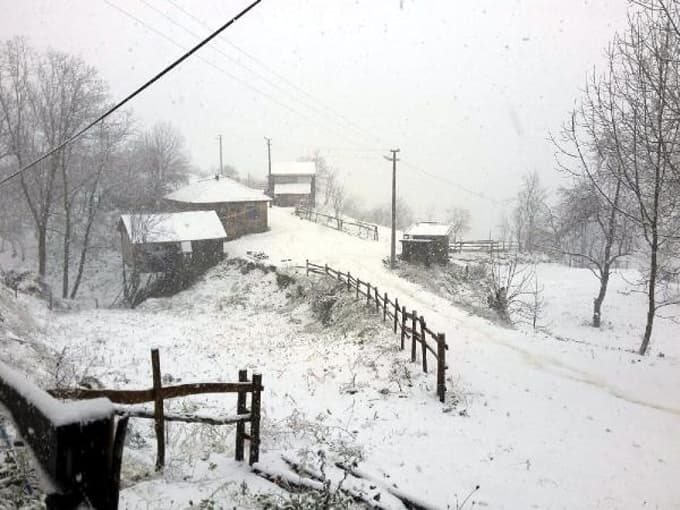 Akyazı'nın yükseklerine kar yağdı