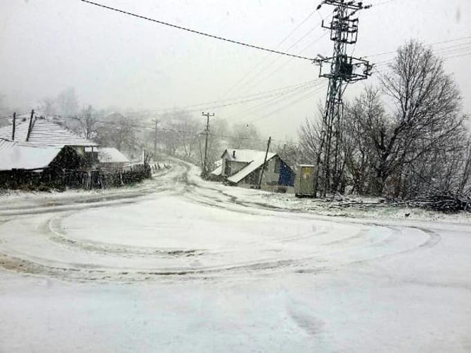 Akyazı'nın yükseklerine kar yağdı