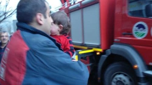 Evde bırakılan çocuğu itfaiye ekipleri kurtardı