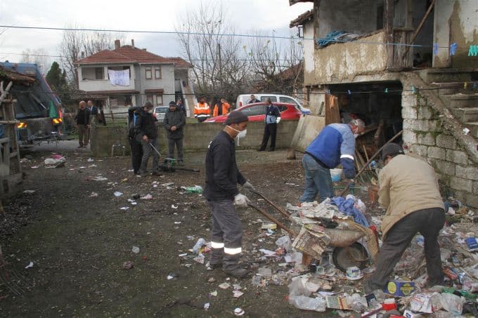 Çöp evden 2 kamyon çöp çıktı