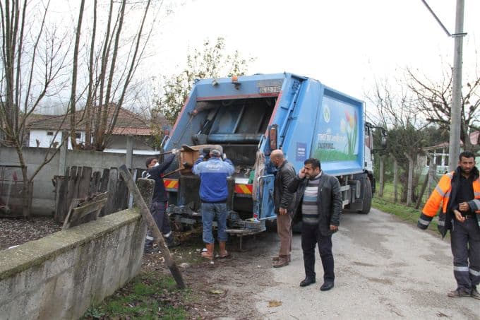 Çöp evden 2 kamyon çöp çıktı