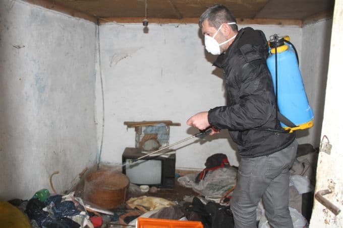 Çöp evden 2 kamyon çöp çıktı