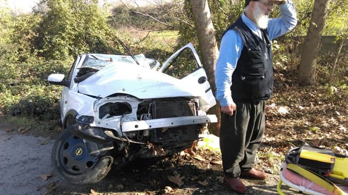 Yoldan çıkan otomobil ağaca çarptı: 2 yaralı