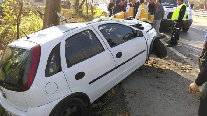 Yoldan çıkan otomobil ağaca çarptı: 2 yaralı