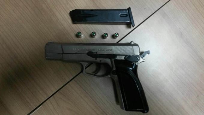 Şüpheli 3 kişide silah ele geçirildi