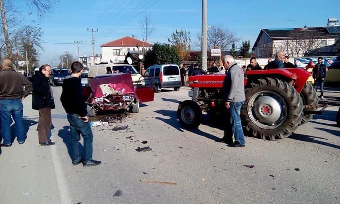 Akyazı'da otomobil ile traktör çarpıştı: 4 yaralı 