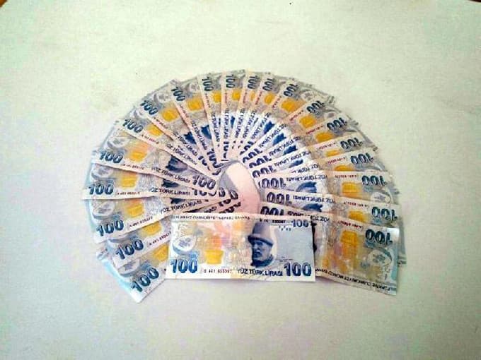 Sahte para ile sigara alınca yakalandılar