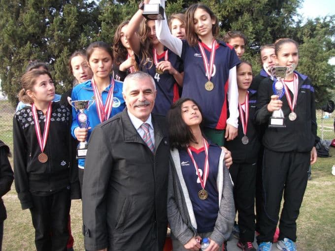 İşte atletizim yarışmasında birinci olan okul